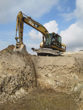 Excavaciones y O.P. Santa Marta máquina excavadora