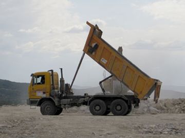 Excavaciones y O.P. Santa Marta camión de perfil